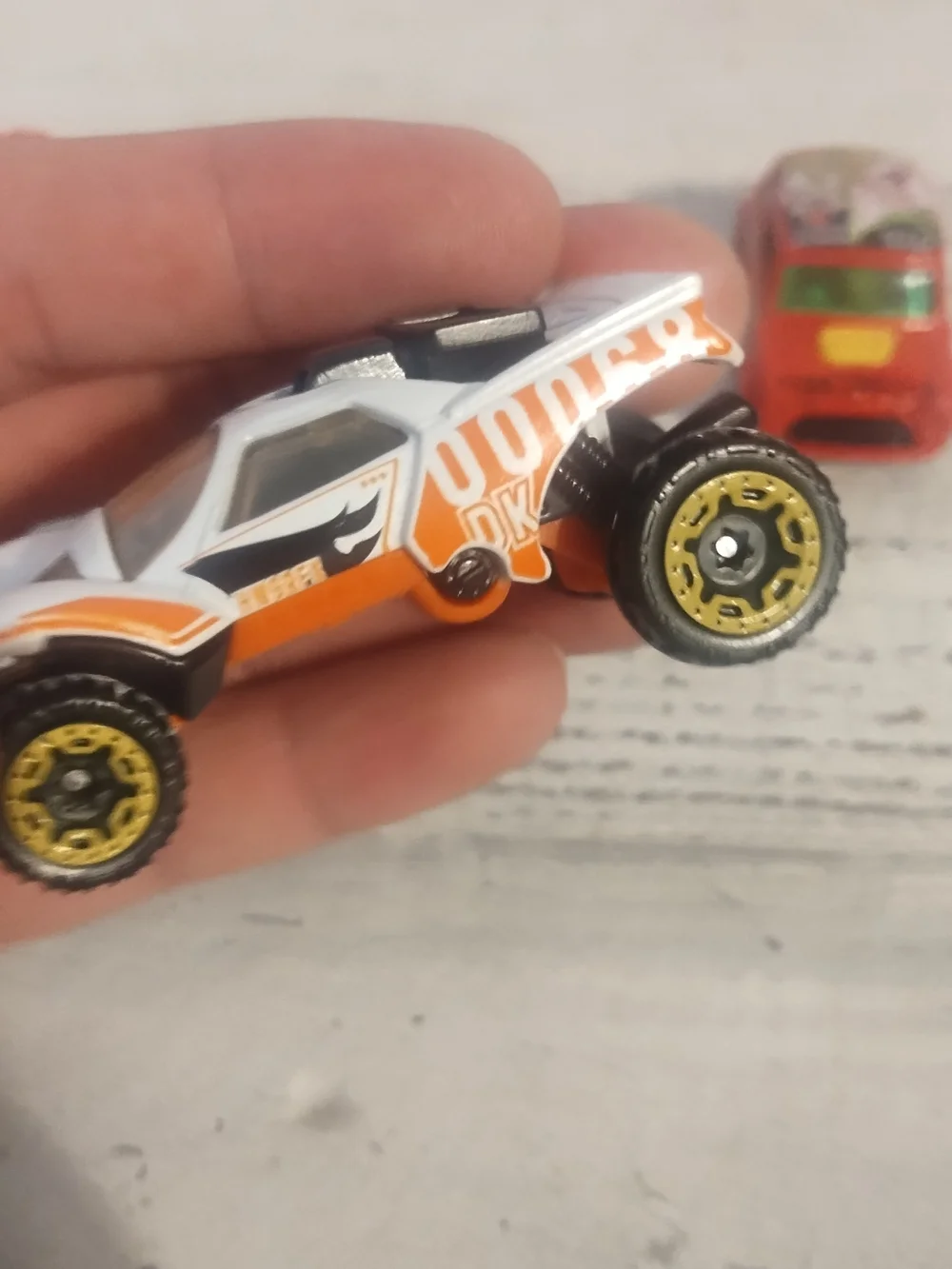 Mixed brand lot 8 vehicles 4 hot wheels 1 maisto 1 daron 1 matchbox
